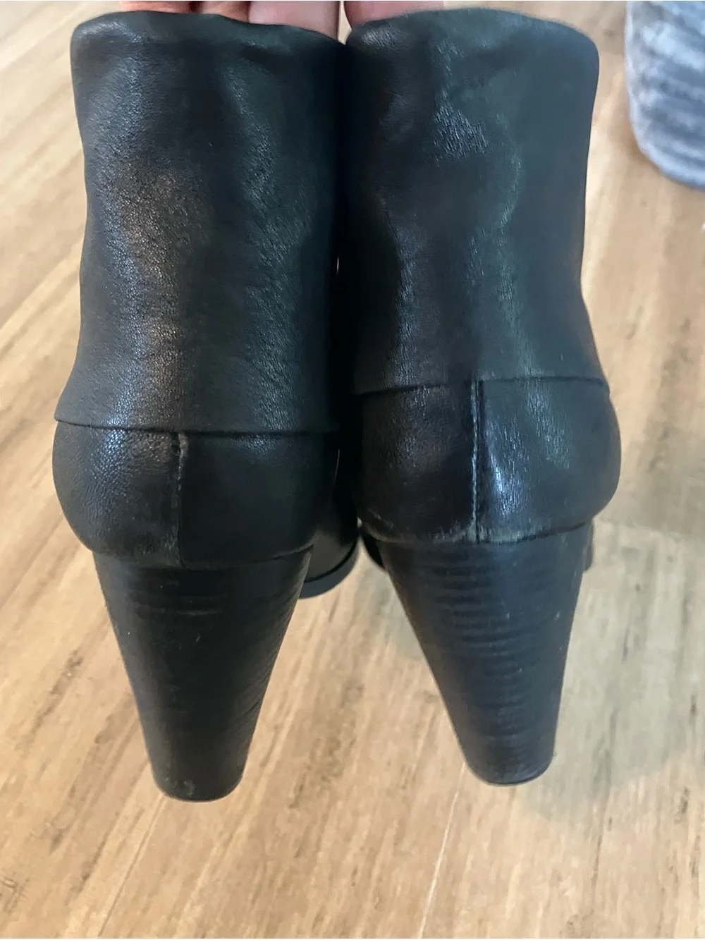 Nine West women black leather fold over heeled side zip ankle boot. Size 8.5